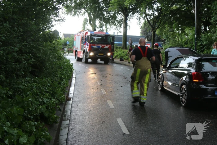 Verkeer rijdt op eigen risico door ondergelopen tunnel