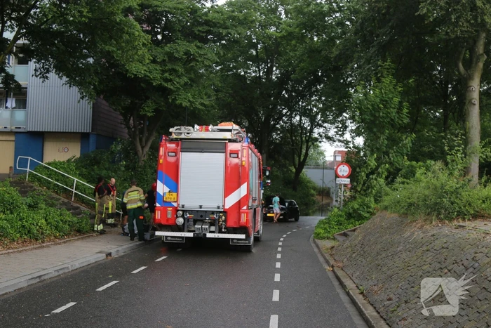 Verkeer rijdt op eigen risico door ondergelopen tunnel