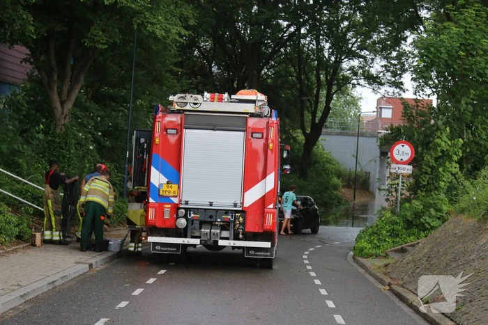 Verkeer rijdt op eigen risico door ondergelopen tunnel