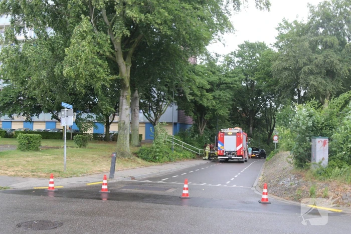Verkeer rijdt op eigen risico door ondergelopen tunnel