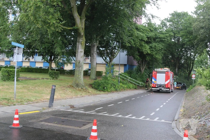 Verkeer rijdt op eigen risico door ondergelopen tunnel