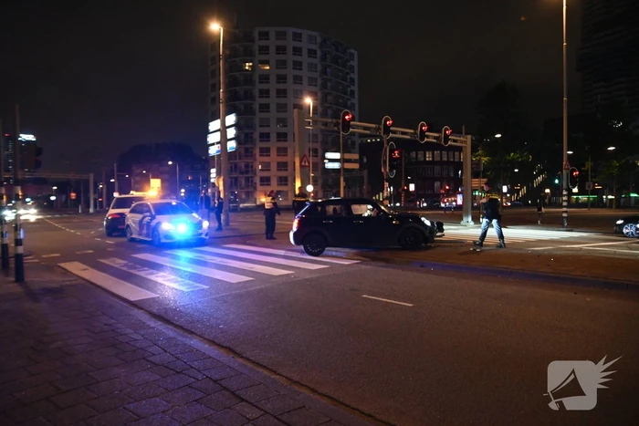 Automobilist parkeert boven op voetgangersverkeerslicht