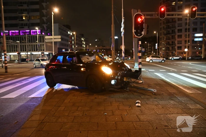 Automobilist parkeert boven op voetgangersverkeerslicht