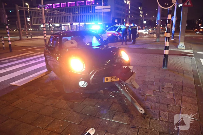 Automobilist parkeert boven op voetgangersverkeerslicht