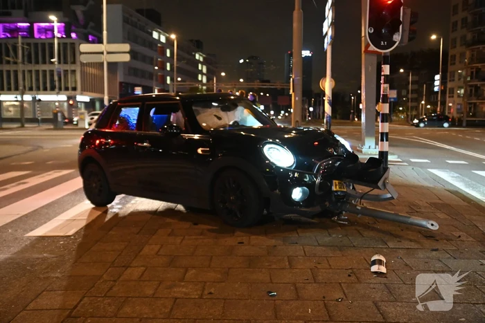 Automobilist parkeert boven op voetgangersverkeerslicht