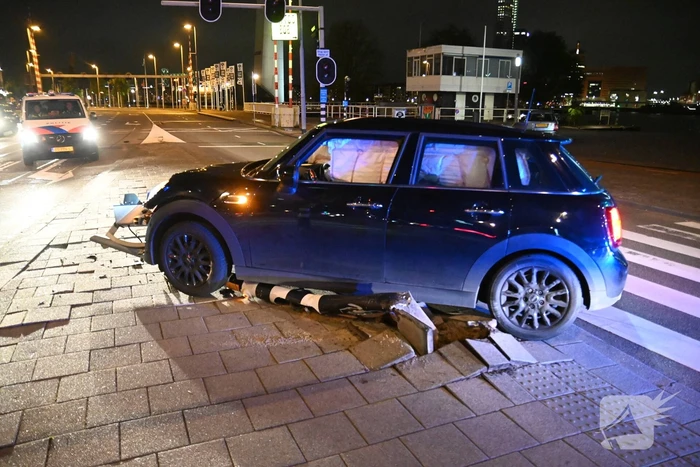 Automobilist parkeert boven op voetgangersverkeerslicht