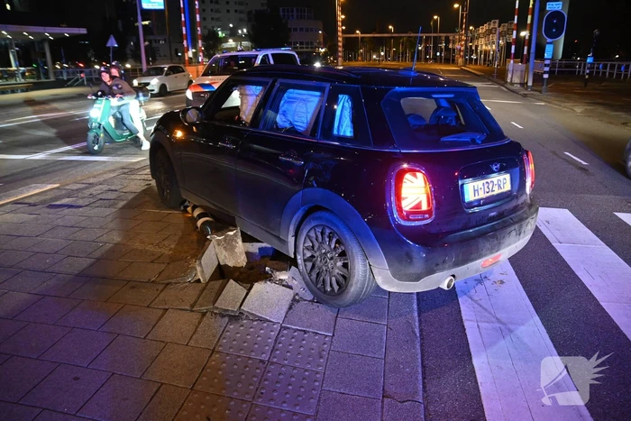 Automobilist parkeert boven op voetgangersverkeerslicht