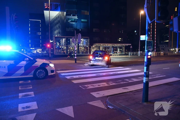 Automobilist parkeert boven op voetgangersverkeerslicht