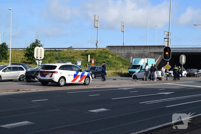 Flinke schade bij botsing op kruising van afrit A12