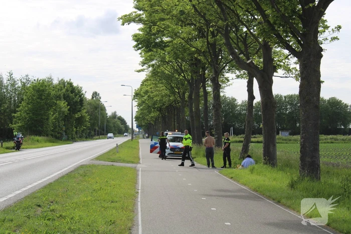 Personenauto raakt te water naast doorgaande weg