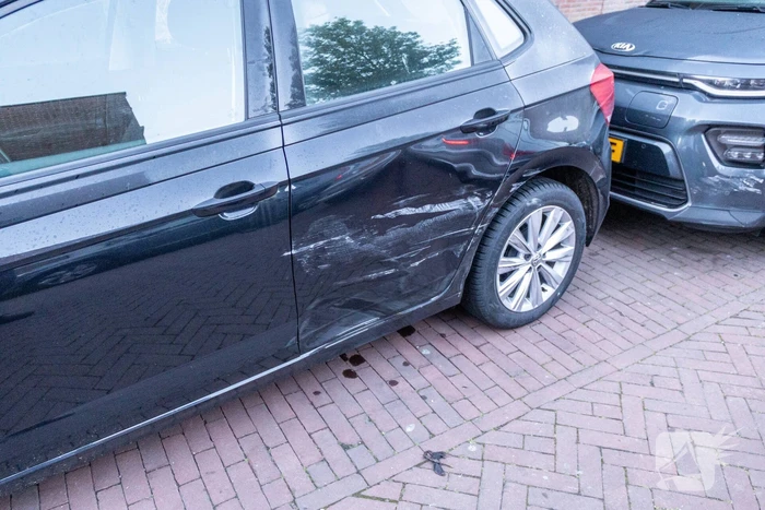 Automobilist beschadigt meerdere voertuigen en wordt straat verderop aangehouden