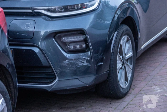 Automobilist beschadigt meerdere voertuigen en wordt straat verderop aangehouden