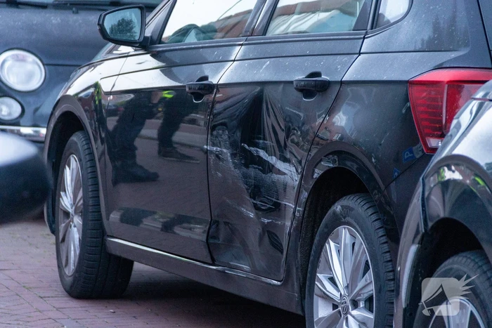 Automobilist beschadigt meerdere voertuigen en wordt straat verderop aangehouden