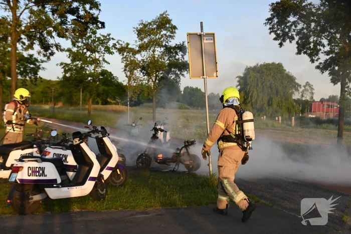 Vier deelscooters volledig uitgebrand