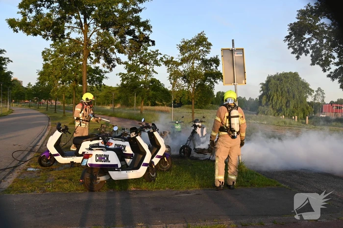 Vier deelscooters volledig uitgebrand