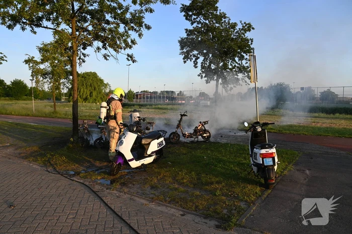 Vier deelscooters volledig uitgebrand