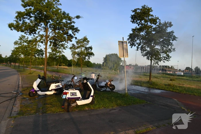 Vier deelscooters volledig uitgebrand