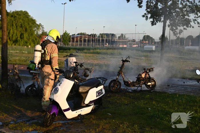 Vier deelscooters volledig uitgebrand