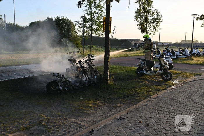 Vier deelscooters volledig uitgebrand