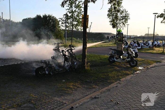 Vier deelscooters volledig uitgebrand