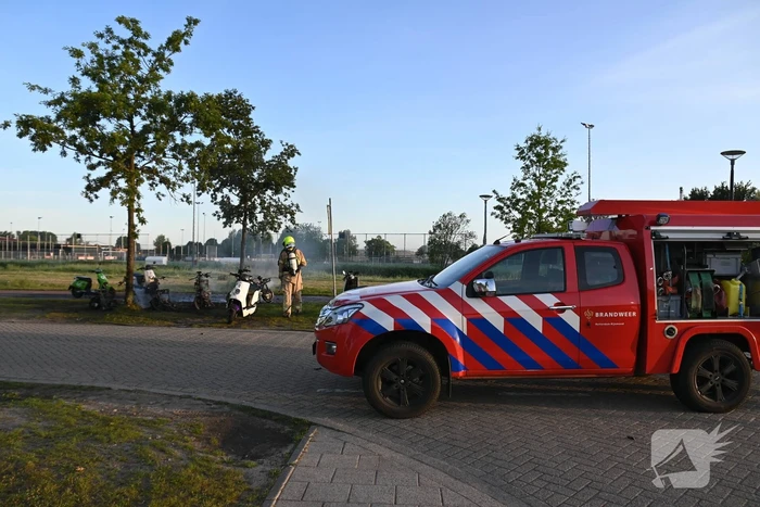 Vier deelscooters volledig uitgebrand