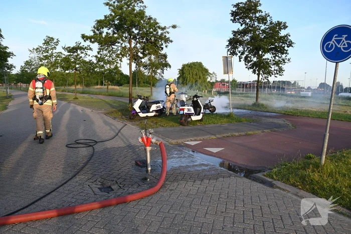 Vier deelscooters volledig uitgebrand