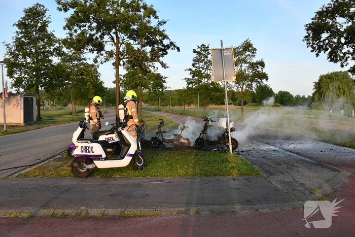 Vier deelscooters volledig uitgebrand