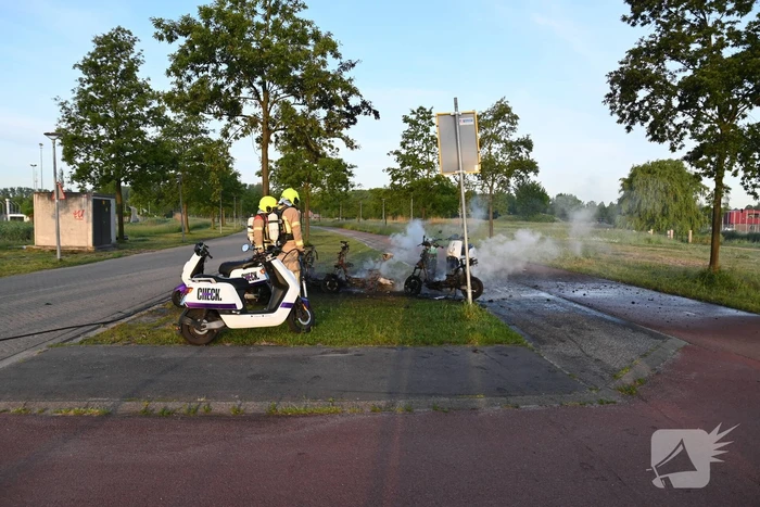Vier deelscooters volledig uitgebrand