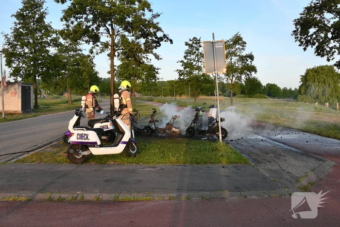 Vier deelscooters volledig uitgebrand