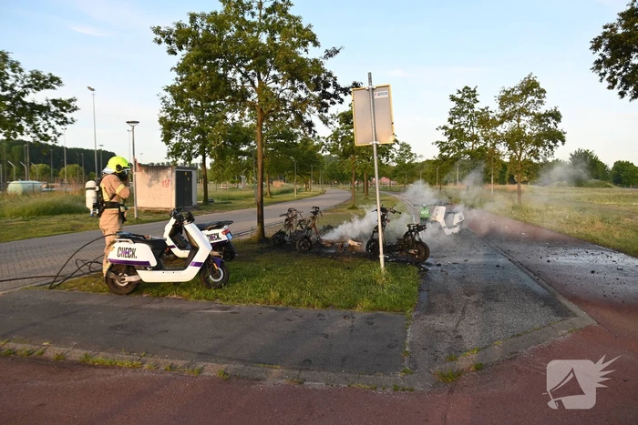 Vier deelscooters volledig uitgebrand