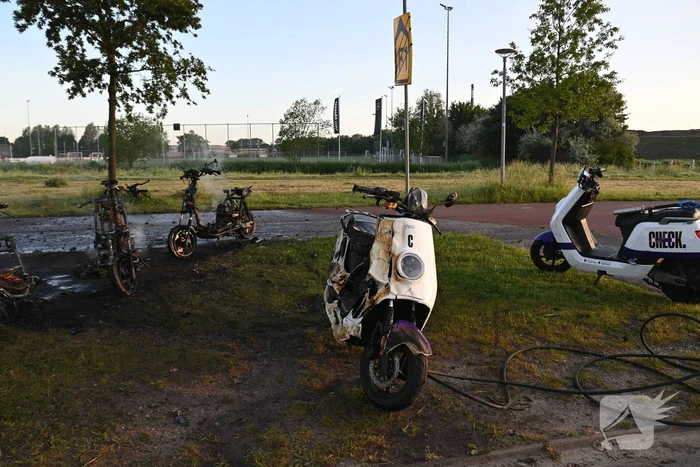 Vier deelscooters volledig uitgebrand