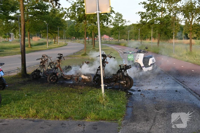 Vier deelscooters volledig uitgebrand