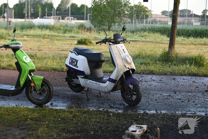 Vier deelscooters volledig uitgebrand