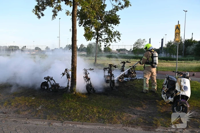 Vier deelscooters volledig uitgebrand