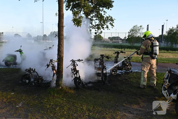 Vier deelscooters volledig uitgebrand
