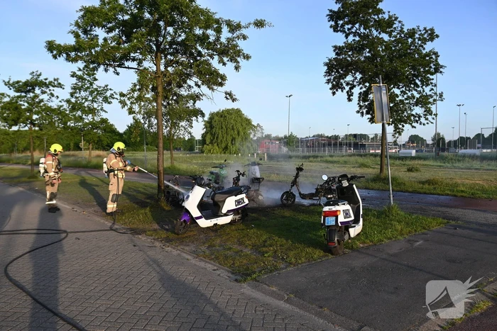 Vier deelscooters volledig uitgebrand