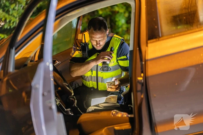 Bestuurder belandt in sloot en slaat op de vlucht