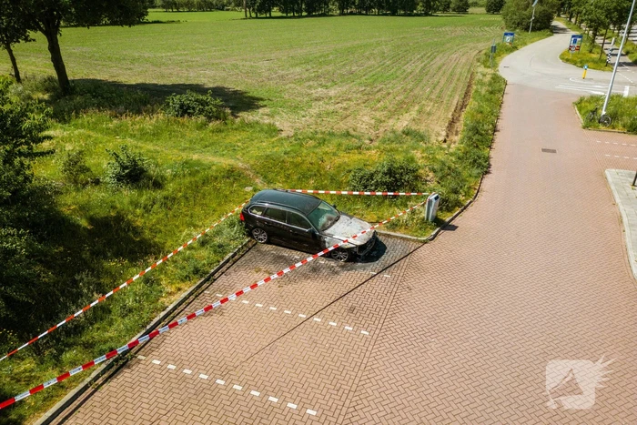 Geparkeerde auto op Carpoolplaats A30 total-loss na brand