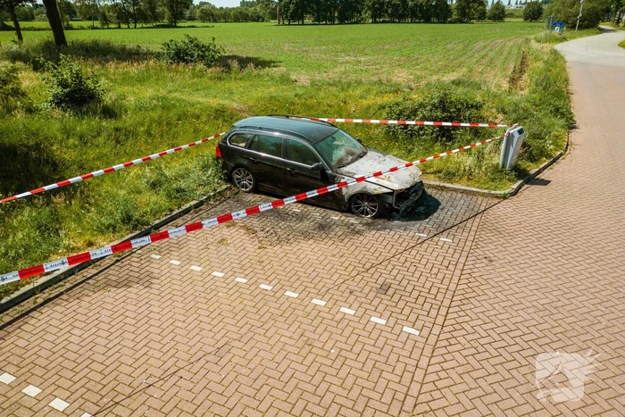 Geparkeerde auto op Carpoolplaats A30 total-loss na brand