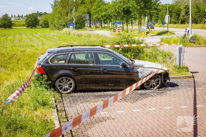 Geparkeerde auto op Carpoolplaats A30 total-loss na brand