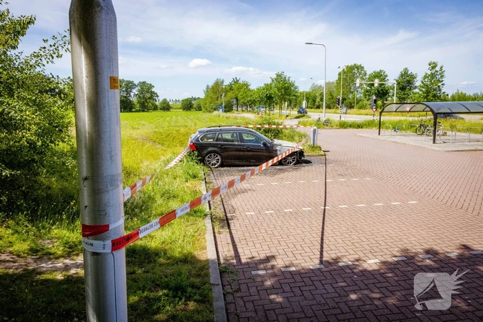 Geparkeerde auto op Carpoolplaats A30 total-loss na brand