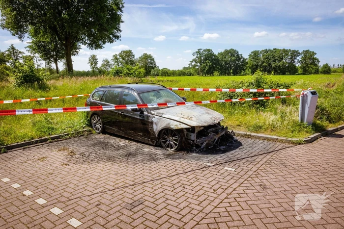 Geparkeerde auto op Carpoolplaats A30 total-loss na brand
