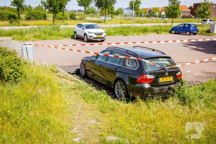 Geparkeerde auto op Carpoolplaats A30 total-loss na brand