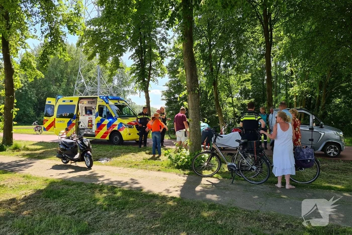Brommobiel en scooterrijder in botsing op fietspad
