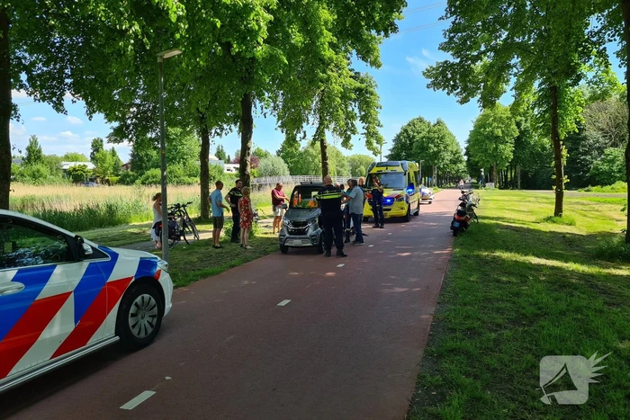 Brommobiel en scooterrijder in botsing op fietspad