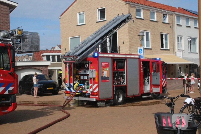Persoon ademt rook in bij felle woningbrand