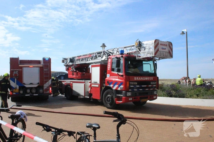 Persoon ademt rook in bij felle woningbrand
