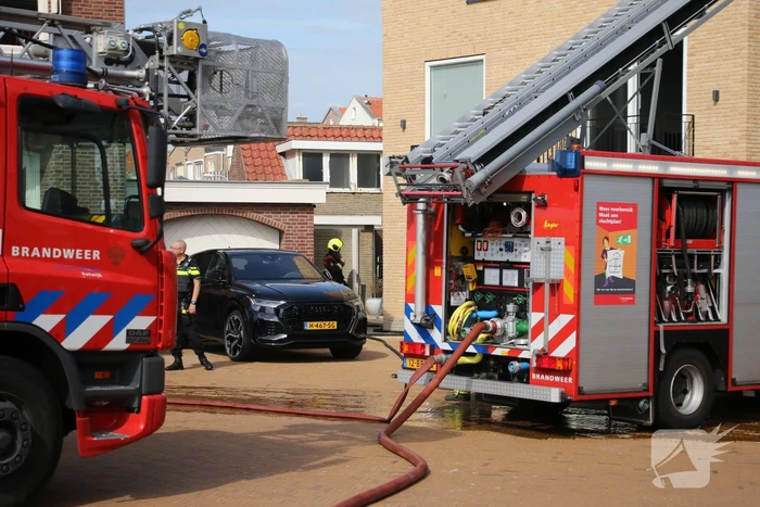 Persoon ademt rook in bij felle woningbrand