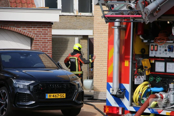 Persoon ademt rook in bij felle woningbrand