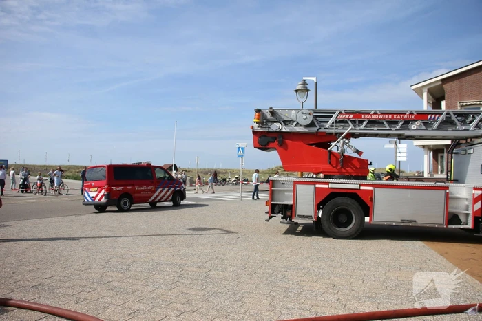 Persoon ademt rook in bij felle woningbrand